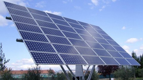 光伏行業(yè)深度之光伏玻璃行業(yè)：雙玻組件推動(dòng)市場(chǎng)增長(zhǎng)，龍頭企業(yè)產(chǎn)能持續(xù)擴(kuò)張